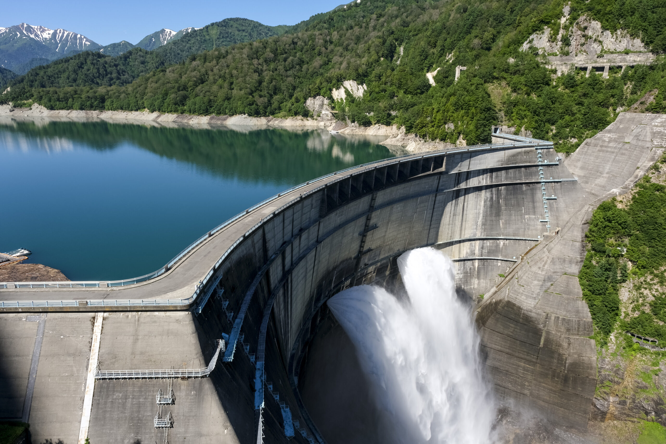 ダム放水の航空撮影・水道料金適正化のイメージ